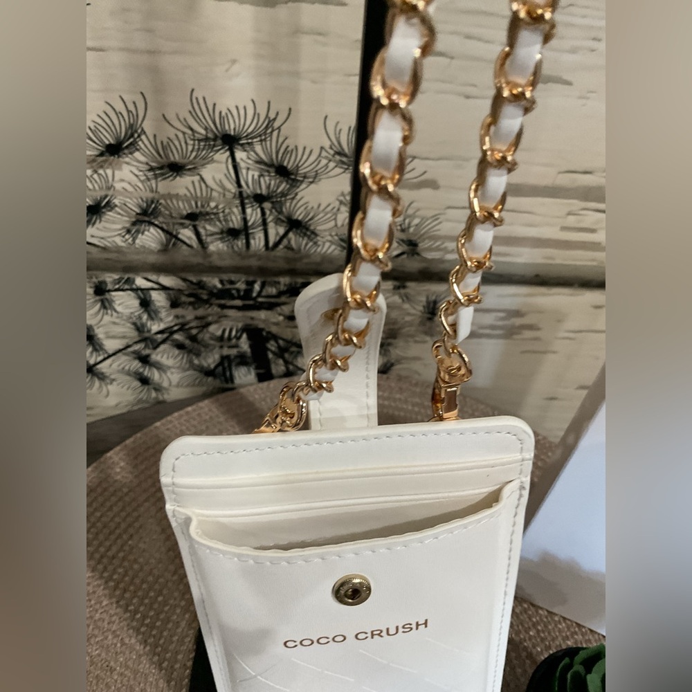 🚨SALE- Coco Crush White Quilted Phone Holder with Chain GWP - Picture 5 of 9